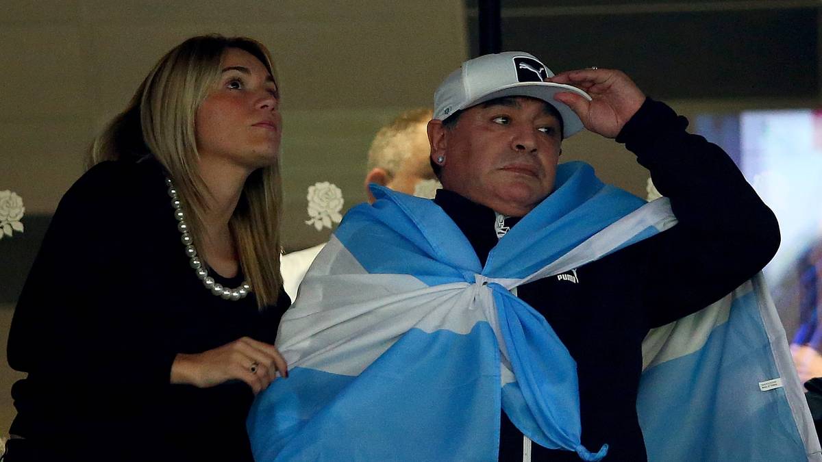 Auch die prominente Unterstützung hilft den Argentiniern nicht. Der Traum vom Finale platzt - und Maradona leidet mit