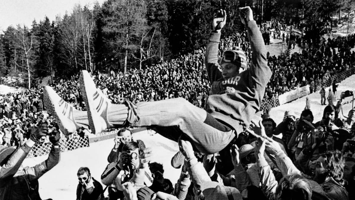 HANS-GEORG ASCHENBACH (1973/74): Der Brotteroder steht nach dem zweiten Springen auf dem ersten Rang und schnappt sich am Ende den Gesamtsieg der Vierschanzentournee