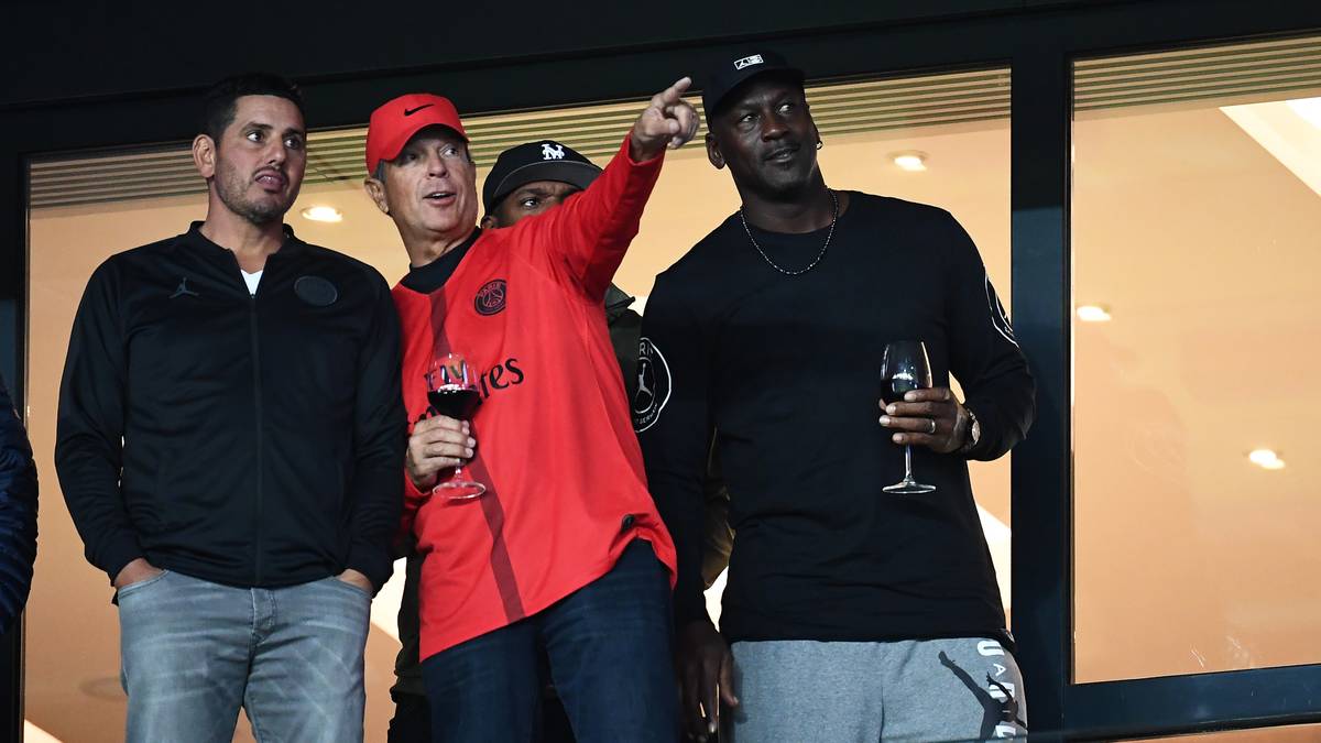 Zur Saison 2018/2019 wird mit Paris Saint-Germain erstmals ein Fußballklub von "Jordan Brand" ausgerüstet. Ende September 2018 sieht man Jordan daher beim Ligaspiel zwischen PSG und Stade Reims auf der Tribüne des Parc de Princes.