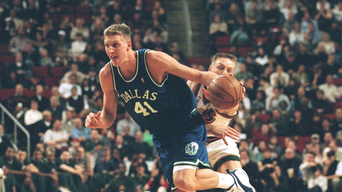 Zwar erzielt er nur zwei Punkte, auch die erste Saison läuft alles andere als rund, in der Folge wird "Dirkules" aber monumentale Fußstapfen in der besten Basketball-Liga der Welt hinterlassen