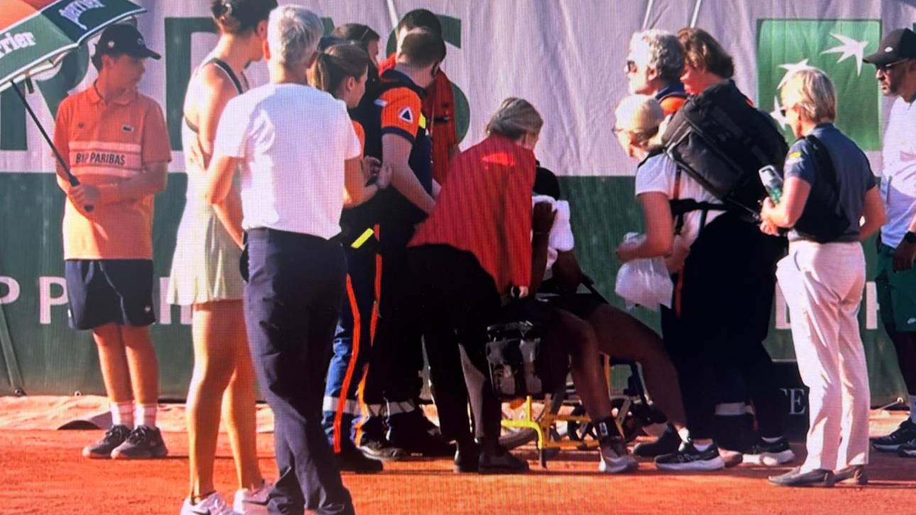 Hailey Baptiste musste mit dem Rollstuhl vom Platz gefahren werden