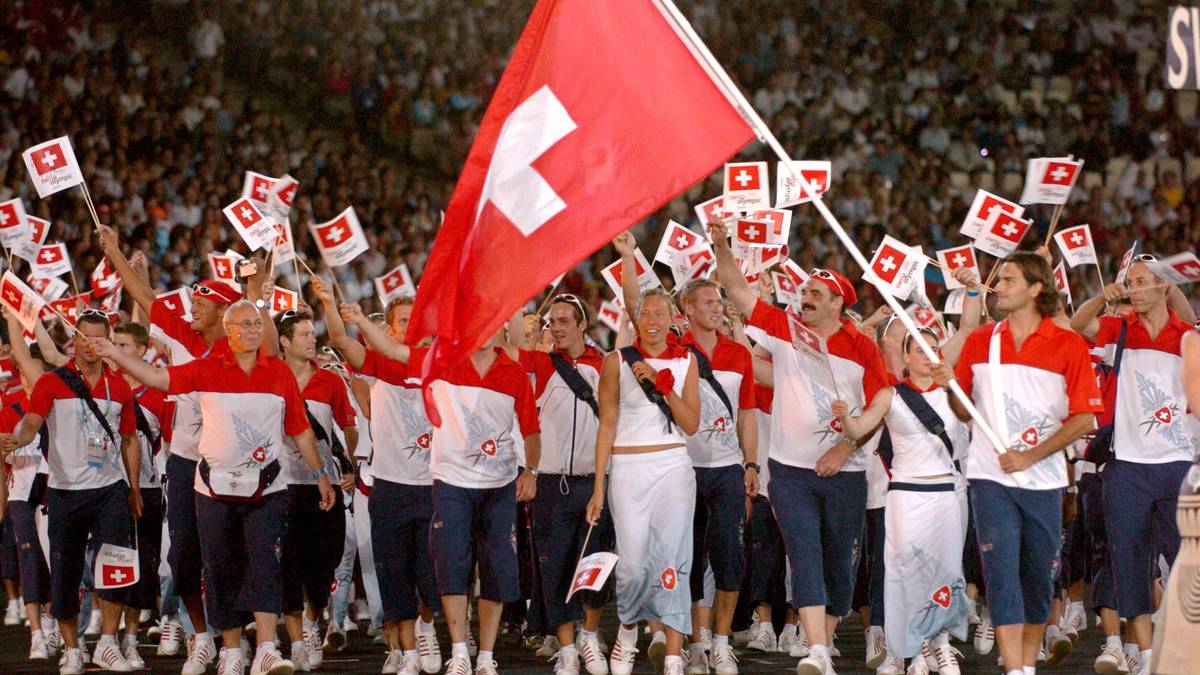 Einziger Wermutstropfen in seinem bis dahin erfolgreichsten Jahr ist das Abschneiden bei den Olympischen Spielen in Athen. Als Fahnenträger führt Federer die Schweizer Delegation ins Olympiastadion. Im Einzel ereilt ihn jedoch das Aus in der zweiten Runde gegen den Tschechen Tomas Berdych