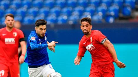 Suat Serdar (M.) hat sich gegen den FC Augsburg verletzt