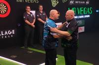 Klare Dominanz. Martin Lukeman besiegt den Ex-Weltmeister Rob Cross, der in diesem Match keine Nervenstärke zeigt. 