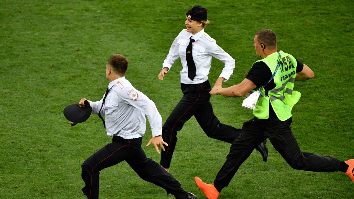 Die Anfangsphase des zweiten Durchgangs unterbrechen Flitzer in Polizeiuniformen. Dabei handelt es sich um Aktivisten der Polit-Punk-Gruppe "Pussy Riot", die mit kontroversen Aktionen immer wieder gegen die russische Politik protestiert