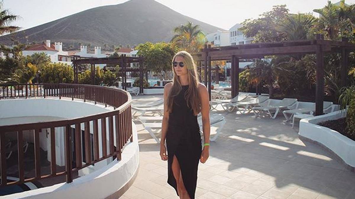 ...als auch im schwarzen Sommerkleid im Urlaub auf Fuertaventura eine großartige Figur