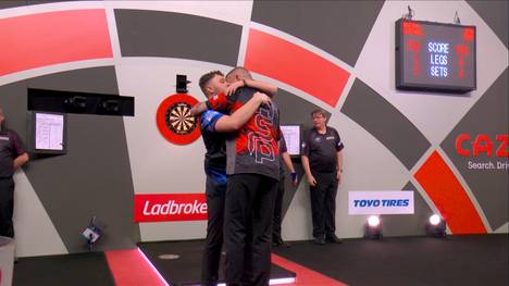 Josh Rock behält in einem furiosen Dartsmatch gegen Nathan Aspinall die Oberhand. "Rocky" stellt mit einem Tops-Tops-Finish die Weichen auf Sieg.