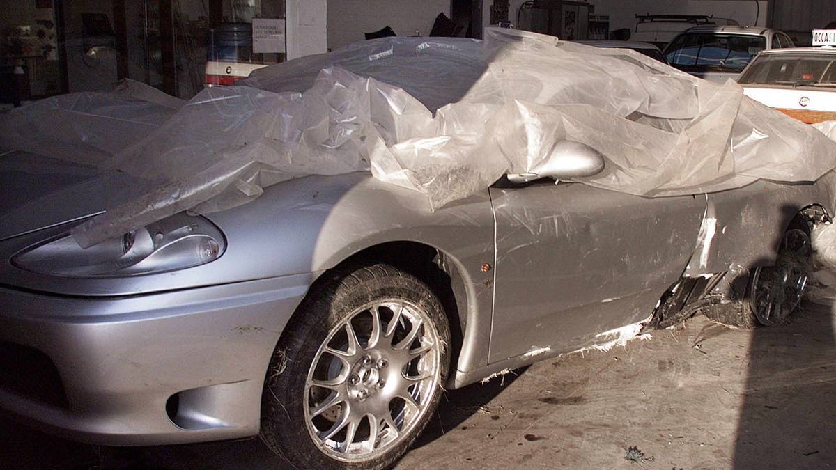 Eine Folie bedeckt das zerstörte Auto von Emile Mpenza, der nach eigener Aussage in der Nähe von Lüttich am Steuer eingeschlafen ist. Mpenza kommt mit leichten Verletzungen und einem gehörigen Schrecken davon