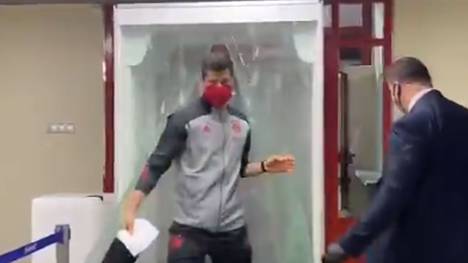 Die Bayern-Stars um Robert Lewandowski mussten in Moskau durch einen Desinfektions-Tunnel