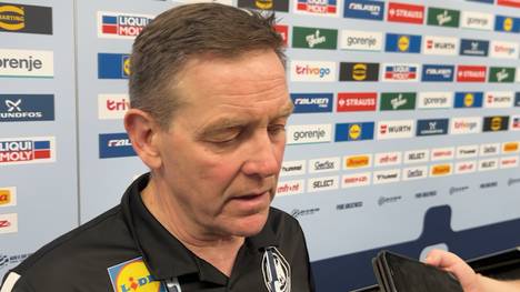 Alfred Gislason drückt bei der Handball-EM zu früh den Timeout-Buzzer - und klaut der eigenen Mannschaft so ein Tor. Nach dem Spiel zeigt er sich niedergeschlagen über den Verlauf der Szene. 