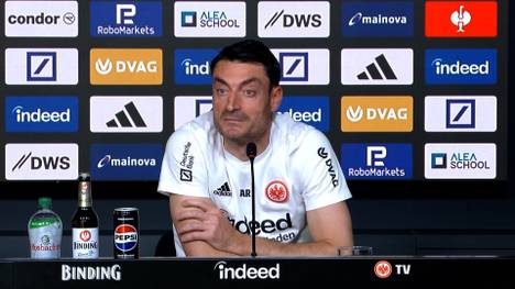 Eintracht Frankfurts Trainer Albert Riera verrät auf der Pressekonferenz vor dem Auswärtsspiel beim FC St. Pauli, dass er die letzten Nächte an einem ungewöhnlichen Ort schlief und was sein Ziel als Trainer der SGE ist.