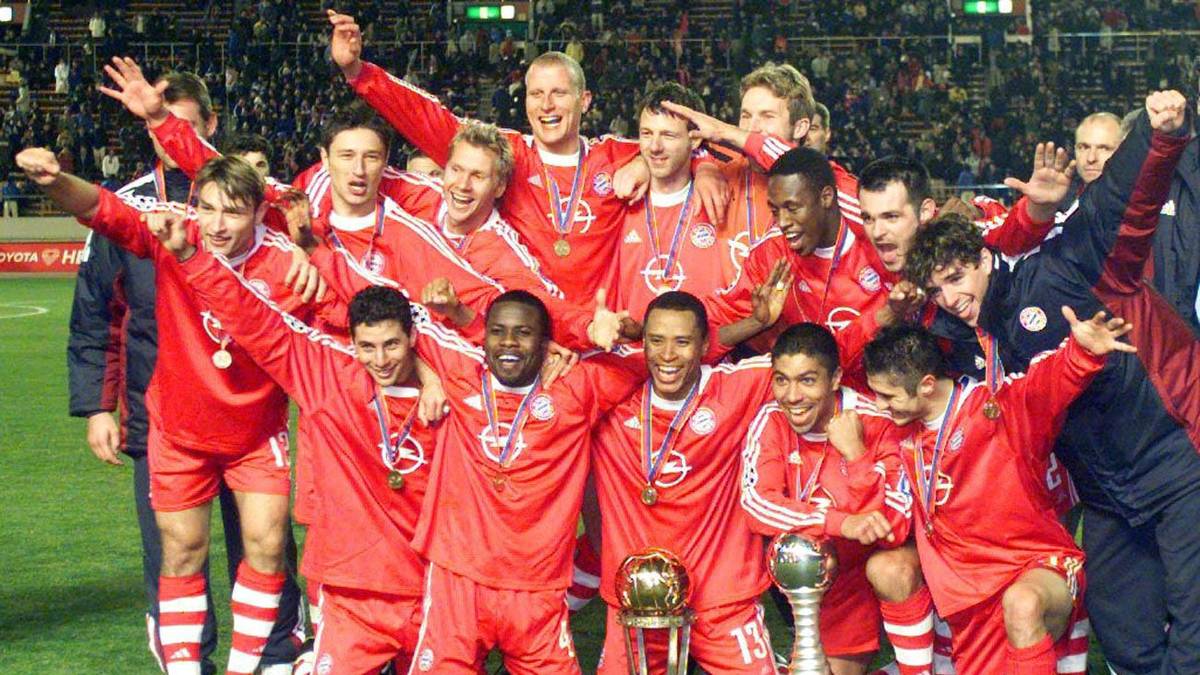 Nach einem 1:0-Erfolg nach Verlängerung gegen die Boca Juniors holen die Bayern 2001 den Weltpokal - auch Pizarro (vorne links) jubelt mit