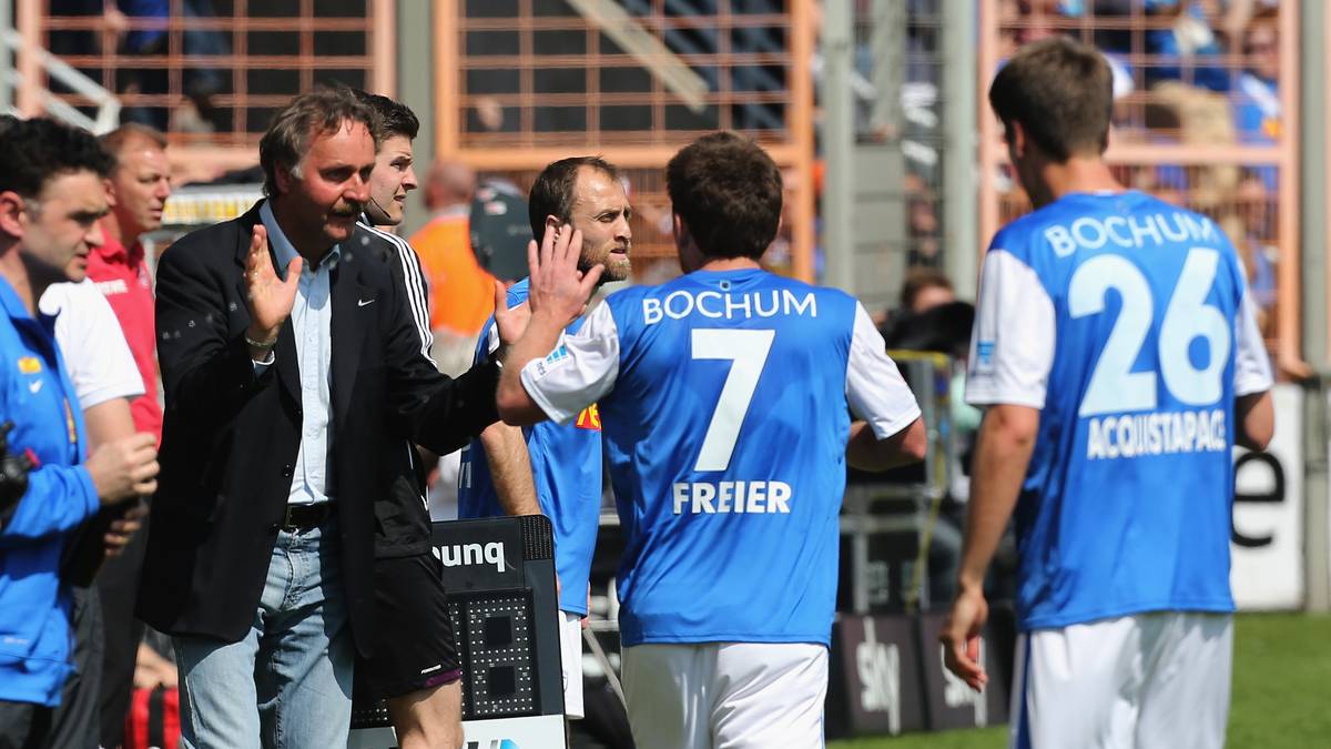 Knapp ein Jahr später kehrt er an die Seitenlinie zurück. Neururer soll seine alte Liebe Bochum vor dem Abstieg aus der 2. Bundesliga retten. Das gelingt in überragender Manier, sein Vertrag wird um zwei Jahre verlängert