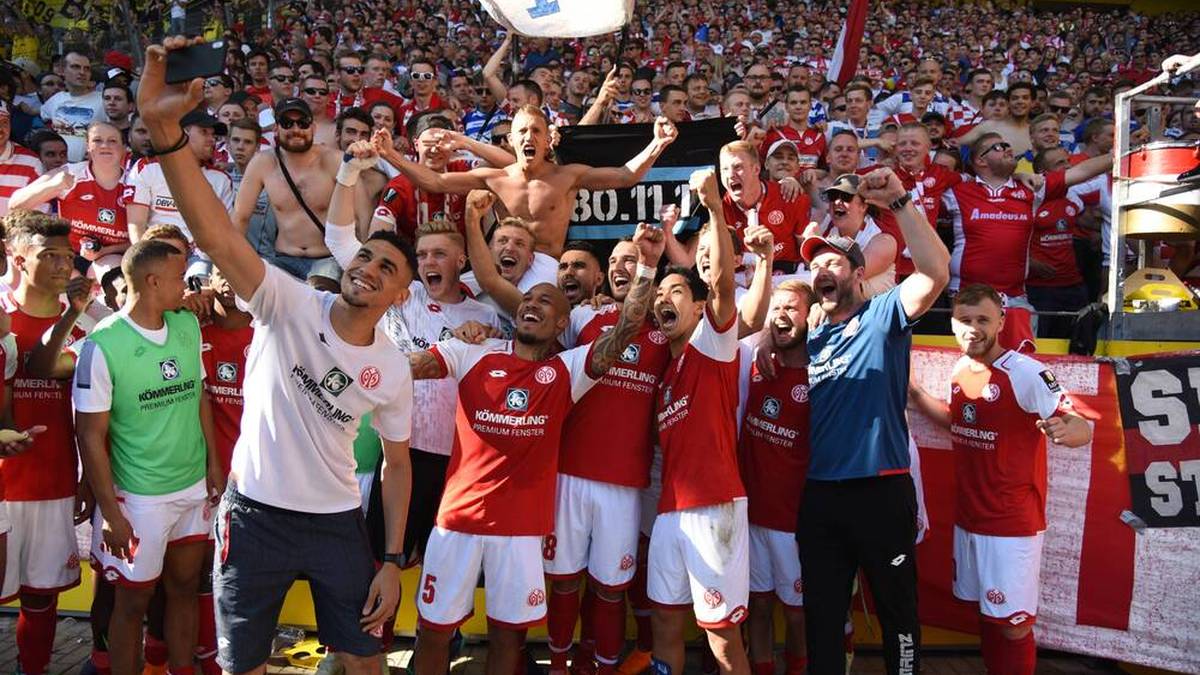 Den Klassenerhalt feiern: Mainz gewinnt am 33. Spieltag gegen den BVB und hält die Klasse