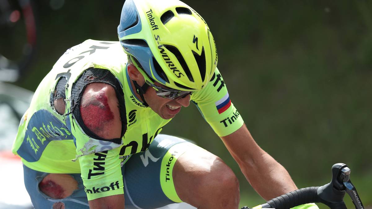Gleich am ersten Tag kommt es zu einem Aufreger: Mitfavorit Alberto Contador stürzt schwer auf die Schulter, kann aber weiterfahren