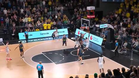 Die Highlights der Partie Veolia Towers Hamburg - EWE Baskets Oldenburg aus der Basketball-Bundesliga im Video.