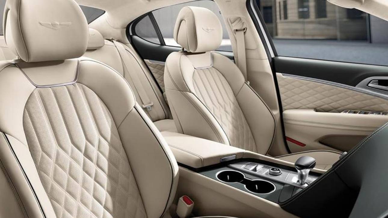 Vorne sind die Platzverhältnisse ausgesprochen komfortabel, doch hinten ist es etwas eng