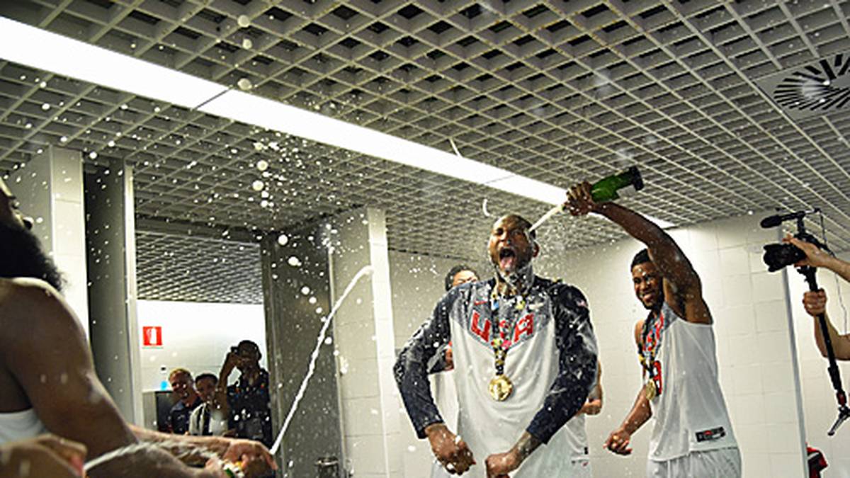 Finale: Weltmeister! Da lassen es auch gestandene NBA-Profis prickelnd die Kehle hinunterlaufen - innen und außen
