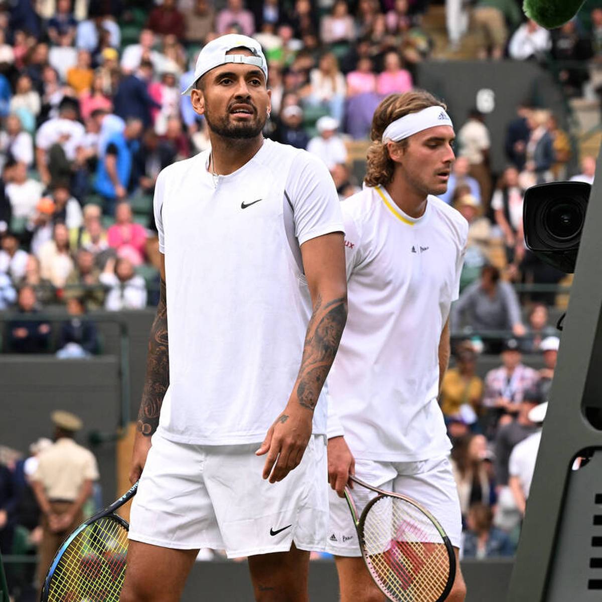 In Wimbledon liefern sich Stefanos Tsitsipas und Nick Kyrgios ein bizarres Duell mit Schimpftiraden und Wutausbrüchen. Der unterlegene Grieche fordert den Tennis-Rüpel nun zu einer Revanche heraus.