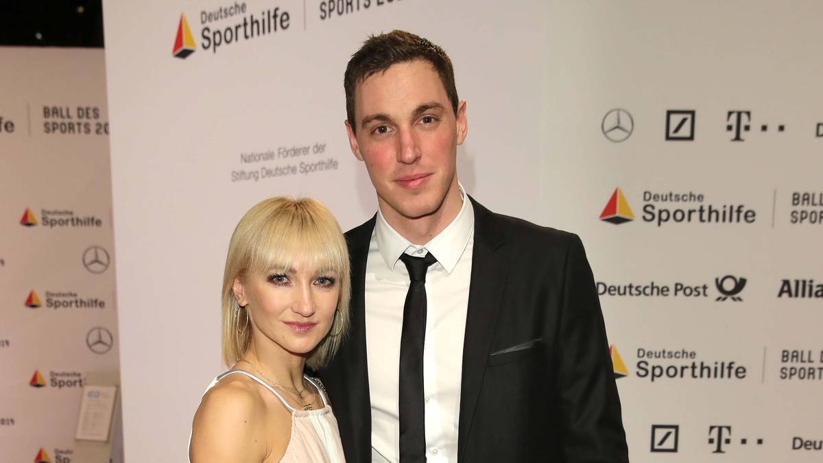 Auch die Eiskunstlauf-Olympiasieger Aljona Savchenko und Bruno Massot ließen sich den Ball nicht entgehen