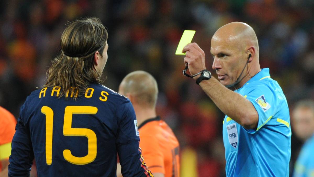 Ungewöhnlich für den aktuellen Kapitän der "Seleccion", denn Ramos hält natürlich auch im Nationaldress den Rekord an Verwarnungen: In 161 Länderspielen sah der Verteidiger 21 Mal Gelb...