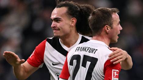 Jubilar Götze (r.) trifft zur Führung