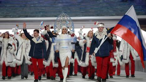 Das russische Team läuft bei Olympia 2014 in Sotschi ein