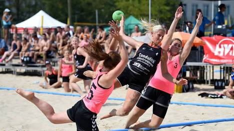 Im Beachhandball ist künftig eine andere Kleidervorschrift vorgesehen