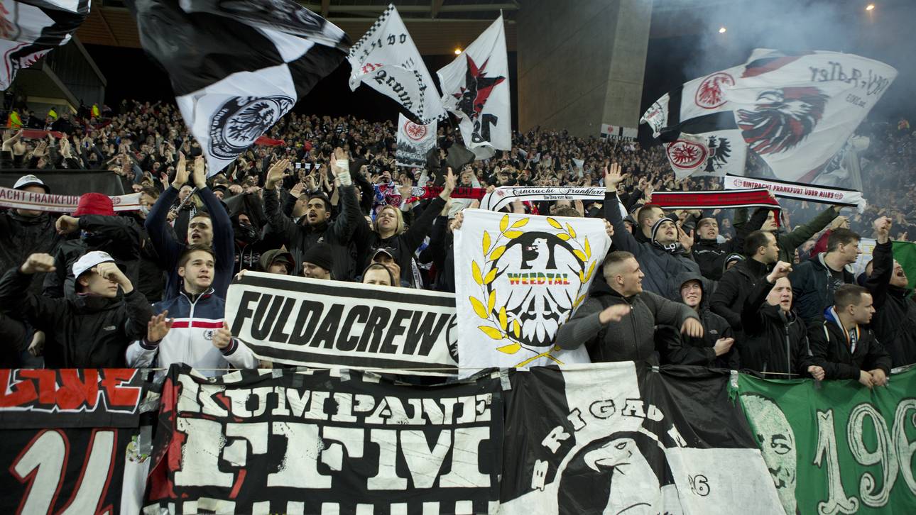 Polizei stoppt über 100 Eintracht-Fans