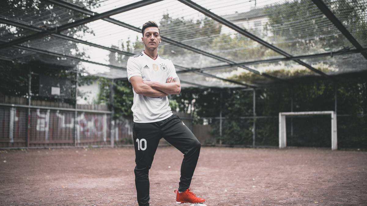 Vorgestellt wurde das Jersey in einer Street-Location. Weit weg von der glamourösen Welt des Profifußballs, hin zum Ursprung des Spiels.