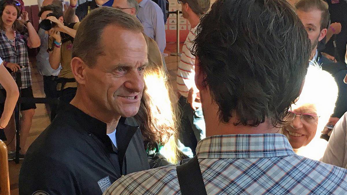 DOSB-Präsident Alfons Hörmann gibt schmunzelnd darüber Auskunft: "Dass sich die Athleten in meinem Flieger nicht daneben benommen haben. kann am Präsidenten gelegen haben. Im nachfolgenden soll es munterer zugegangen sein. Dort wo Vesper (deutscher Chef de Mission, d.R.) im Flieger war