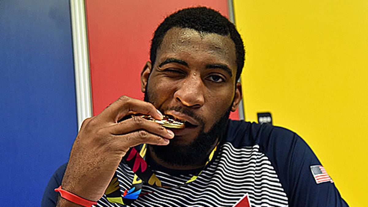 Andre Drummond kommt am obligatorischen Biss-Test seiner Goldmedaille nicht vorbei