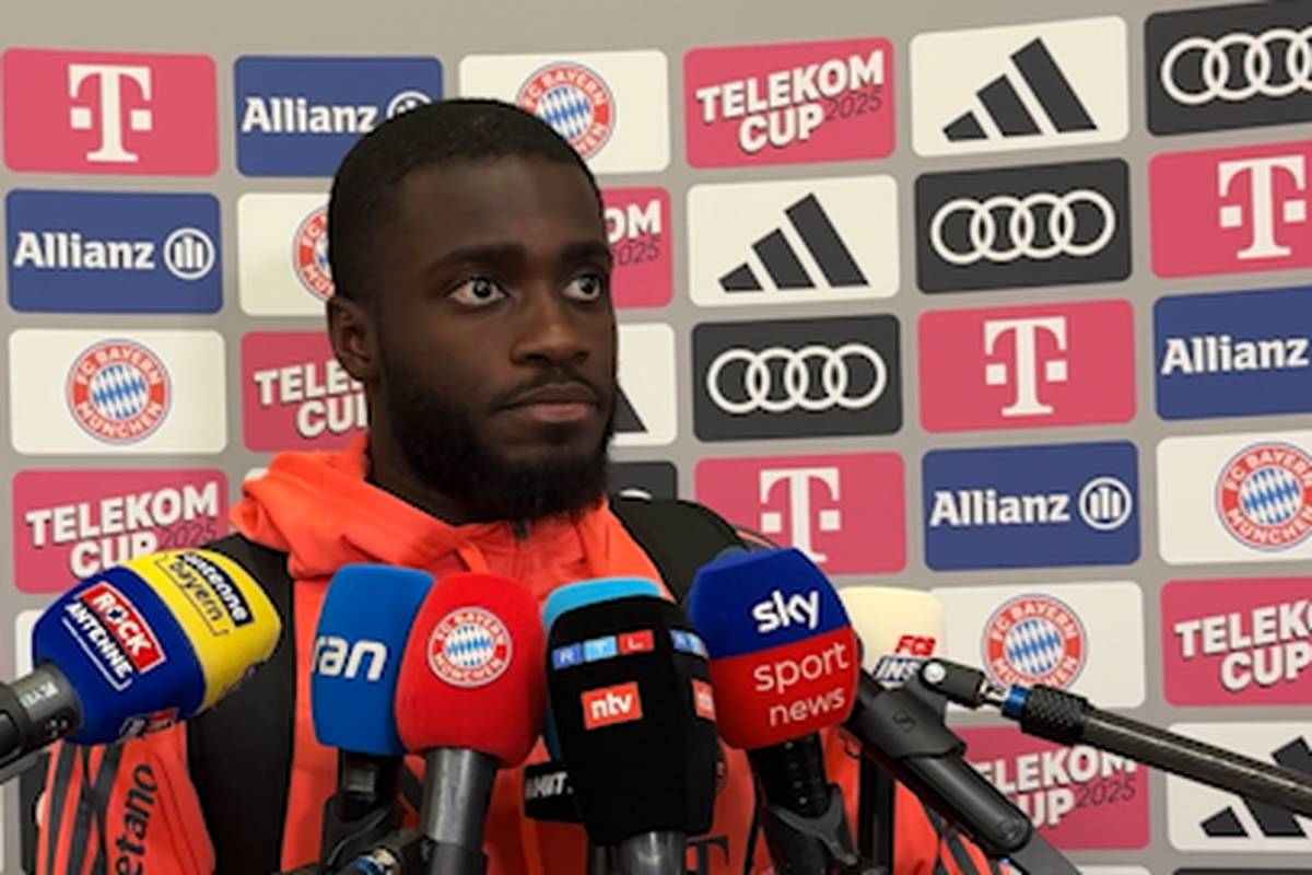 Bis 2026 läuft der Vertrag von Dayot Upamecano beim FC Bayern. Vor allem die Münchner würden gerne verlängern, noch ist aber unklar, ob das funktioniert. Der Franzose hält sich bedeckt. 