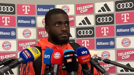Bis 2026 läuft der Vertrag von Dayot Upamecano beim FC Bayern. Vor allem die Münchner würden gerne verlängern, noch ist aber unklar, ob das funktioniert. Der Franzose hält sich bedeckt. 