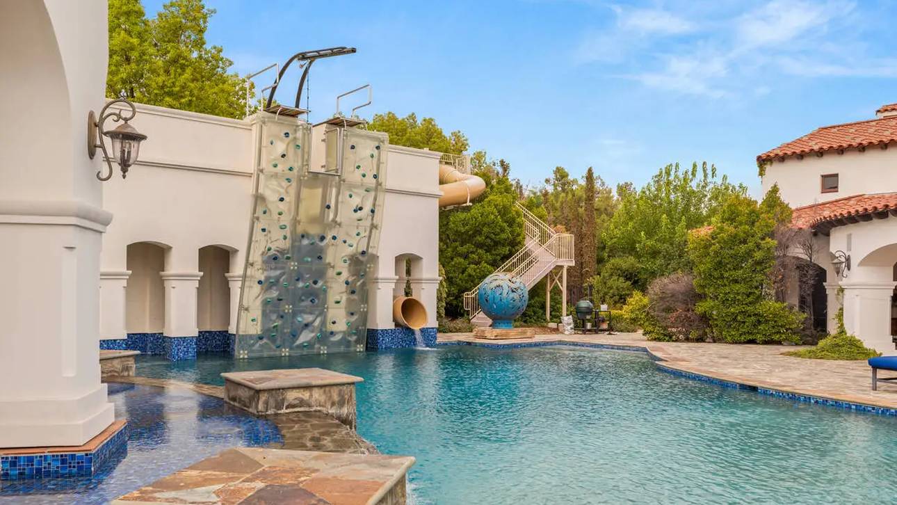 Pool mit Kletterwand