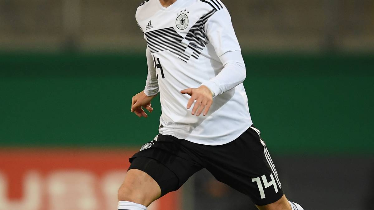 "Maxi hat sich toll entwickelt, ist schnell, kopfballstark und hat einen richtig guten linken Fuß", lobte ihn Hertha-Coach Pal Dardai. WM-Teilnehmer Marvin Plattenhardt hat er auf die Bank verdrängt