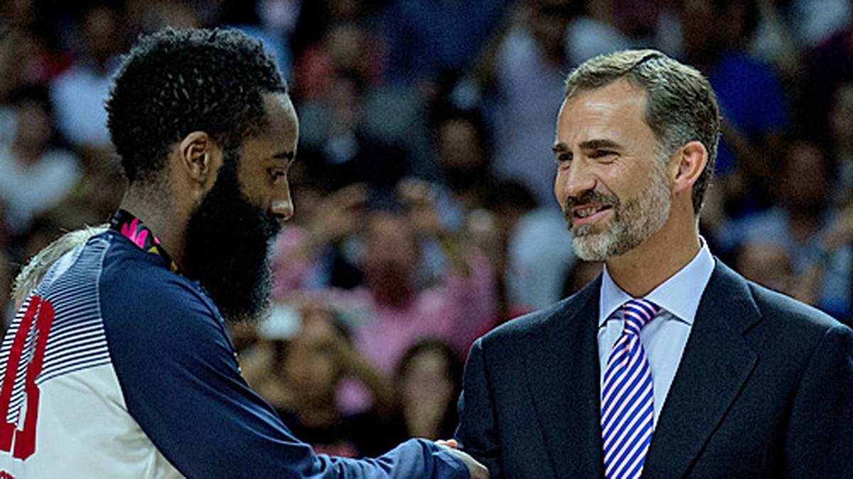 Spaniens König Felipe VI. gratuliert US-Kapitän Harden