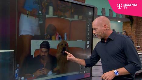Kurioser Moment bei der WM-Übertragung von MagentaTV: Am Taktik-Bildschirm von Jan Henkel wird plötzlich ein "Petfluencer" im Stadion gezeigt.