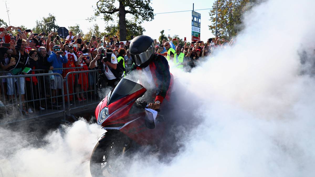 Lewis Hamilton gibt sich vor dem Start gewohnt locker. Kein Wunder, am Vortag stellt der Brite mit seiner 69. Karriere-Pole eine neue Bestmarke in der Formel 1 auf 