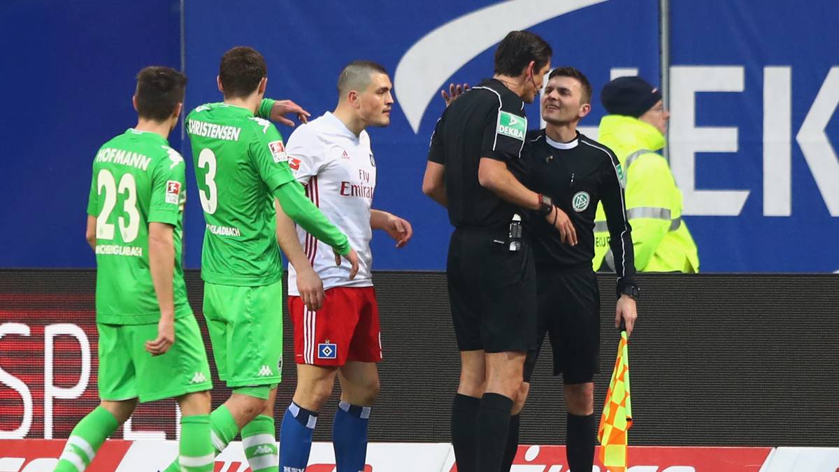 Verwirrung gibt es um das Tor des US-Amerikaners, das zunächst anerkannt wird. Nach Rücksprache mit dem Assistenten nimmt Aytekin den Treffer aber wieder zurück