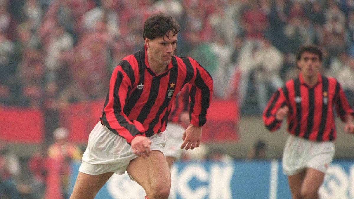 TOKYO, JAPAN:  AC Milan's Dutch forward Marco Van Basten dribbles upfield, 09 December 1990 in Tokyo, during the Toyota Cup final between the European champion, Milan, and the South American champion, Olimpia. (Photo credit should read TOSHIFUMI KITAMURA/AFP via Getty Images)