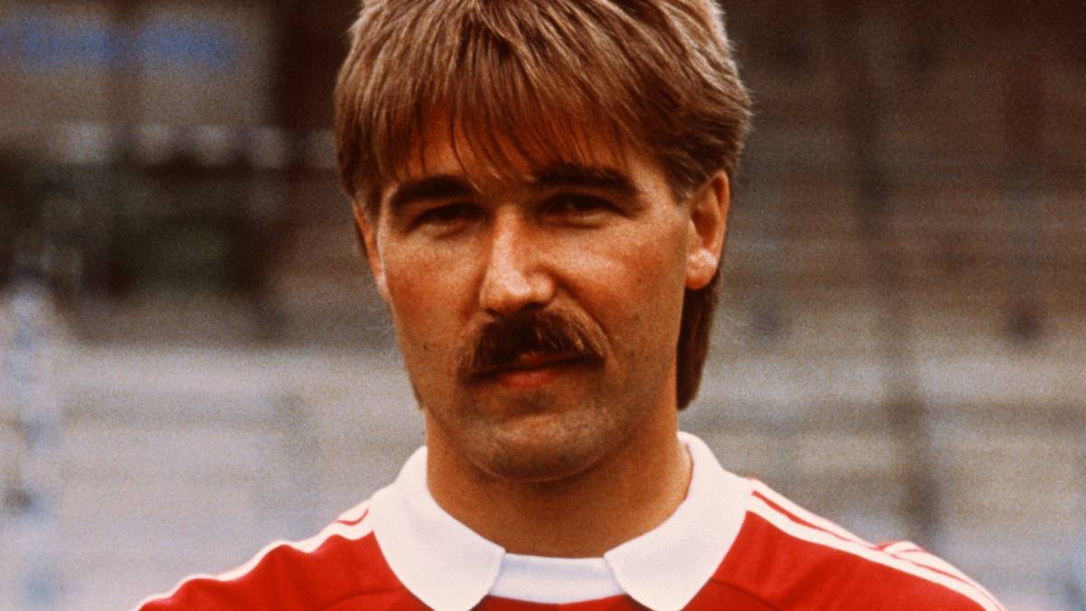 Vom Elfmeterpunkt treten Torhüter häufiger an. Das Spiel gegen 1. FC Nürnberg in der Saison 1987/88 hat Bochum bereits zu seinen Gunsten entschieden. Deshalb darf Ralf "Katze" Zumdick sich den Ball schnappen und den Strafstoß zum 3:0-Endstand verwandeln