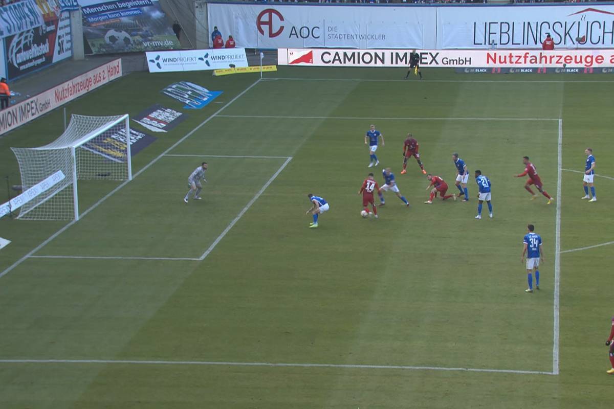 Der Hamburger SV hält im Aufstiegsrennen der 2. Fußball-Bundesliga Schritt mit Tabellenführer Darmstadt 98.