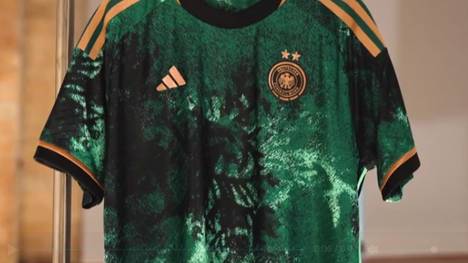 Das neue Auswärtstrikot des Frauen-Nationalteams wird eine Verbeugung vor den deutschen Wäldern. Nationalspielerin Jule Brand gefällt das neue Design sehr gut.