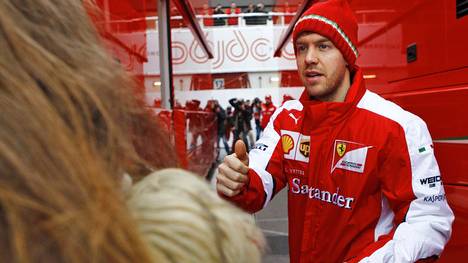 Sebastian Vettel hebt den Daumen bei den Tests für die neue Fourmel-1-Saison in Barcelona