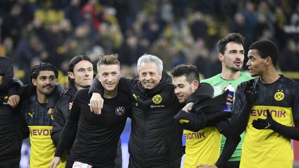 Dortmund's Swiss coach Lucien Favre celebrates with the team after the UEFA Champions League Group F football match between Borussia Dortmund and SK Slavia Prague on December 10, 2019 in Dortmund, western Germany. (Photo by Ina Fassbender / AFP) (Photo by INA FASSBENDER/AFP via Getty Images)