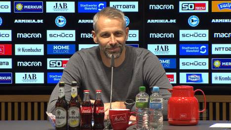 Gregor Kobel verletzt sich im Spiel gegen Bielefeld und muss ausgewechselt werden. Der BVB-Trainer nimmt es mit Galgenhumor und hofft auf eine baldige Rückkehr des Keepers.