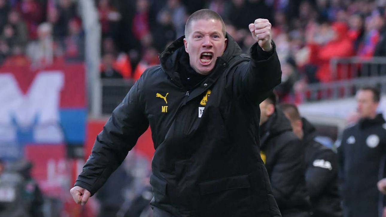 BVB-Interimstrainer Mike Tullberg wurde nach dem Sieg in Heidenheim vor den Fans emotional