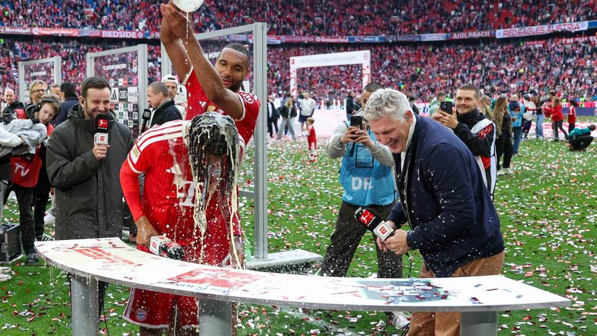 Mit tropfnasser Haarpracht steht Olise da, Schweinsteiger hat auch einiges abbekommen