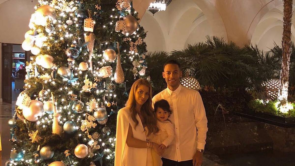 Dennis Aogos Weihnachtsbaum kann sich sehen lassen. “Wir wünschen euch allen von Herzen frohe Weihnachten und schöne Feiertage!", grüßt Aogo seine Fans